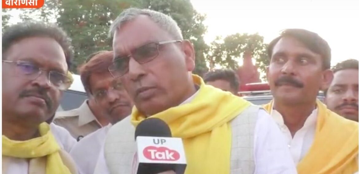 OP Rajbhar : ओमप्रकाश राजभर ने वाराणसी से शिवपाल यादव को भी जवाब दिया और कहा कि हम हम हल्के लोग हैं पर वो तो भारी थे जो अपनी पार्टी वापस से सपा में विलय करवा लिए।वाराणसी पहुंचे ओपी राजभर ने PCS ज्योति मौर्य के लिए कह दी बड़ी बात, विपक्ष को लपेटा